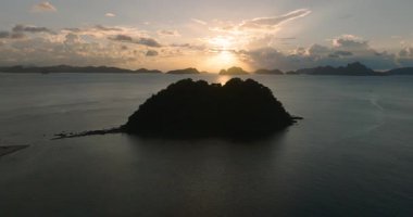 Günbatımının güzel olduğu Depeldet Adası. El Nido, Palawan. Filipinler.