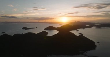 Adalardaki günbatımı bulutlarının güzel manzarası. Coron, Palawan. Filipinler.