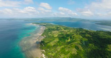 Turkuaz deniz suyu ve dağ tepelerinden oluşan tropik bir manzara. Santa Fe, Tablas, Romblon. Filipinler.
