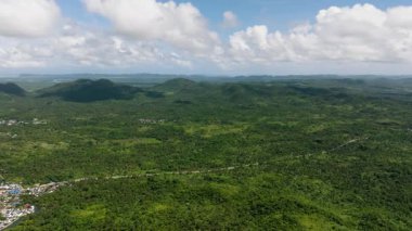 Yeşil dağlar ve tropik bitki örtüsüyle kaplı vadi manzarası. Siargao, Filipinler.