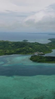 Sığ turkuaz sulardaki kıyı adaları ve mercan resiflerinin geniş görüşü. Siargao, Filipinler.