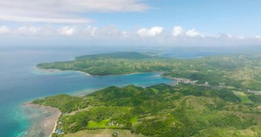 Santa Fe 'nin hava manzarası. Mavi gökyüzü ve bulutlar. Masalar, Romblon. Filipinler.