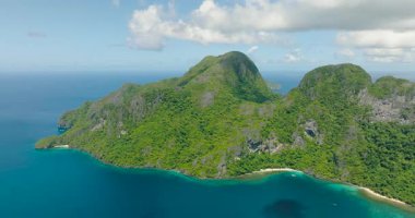 Beyaz kumlu plajları ve mavi denizi olan Cadlao Adası. El Nido. Palawan, Filipinler.