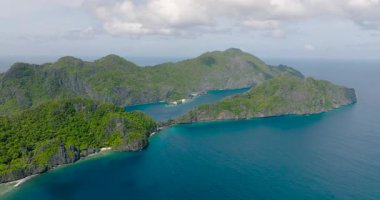 Tapiutan Adası ve Matinloc Adası ile çevrili mavi deniz. El Nido, Palawan. Filipinler.