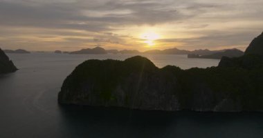 Doğal kaya yapıları ve kireçtaşı kayaları olan adalar. El Nido. Palawan, Filipinler.