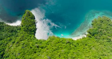Cadlao Adası 'ndaki Cennet Sahili' nin üzerinde güneş yansıması. El Nido, Palawan. Filipinler.