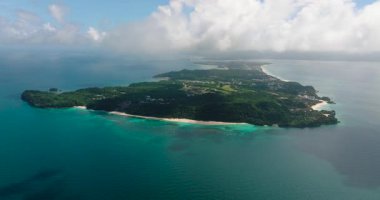Boracay 'da turkuaz deniz suyuyla çevrili beyaz kumlu sahil şeridi. Filipinler.