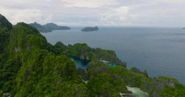 Miniloc Adası 'ndaki Büyük Göl ve Küçük Göl. Muhteşem kireç taşı oluşumları. El Nido, Palawan. Filipinler.