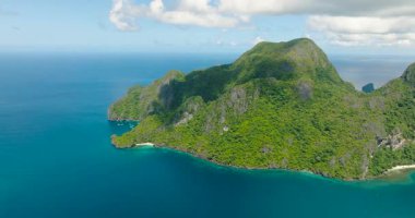 Cadlao Adası 'nda mavi denizle çevrili küçük bir sahil. El Nido, Palawan. Filipinler.