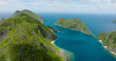 Beyaz plajlı adalar. Tapiutan Adası. Mavi denizli Matinloc Adası. El Nido, Palawan. Filipinler.