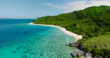Turkuaz su ve kumsalın havadan görünüşü. Cobrador Adası. Romblon, Filipinler.