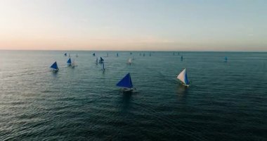 Mavi deniz ve yelkenli tekneler. Boracay, Filipinler 'de gün batımı.