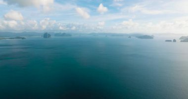 El Nido, Palawan 'daki mavi deniz ve adalar. Filipinler.