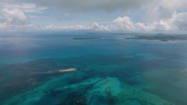 Sığ mercan alanları ve uzak yeşil adaları olan resif gölü. Siargao, Filipinler.