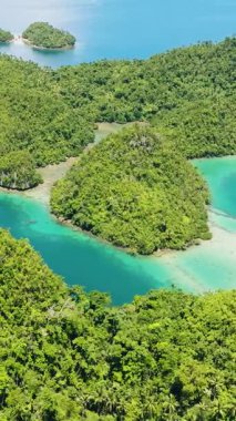 Güzel adaları ve turkuaz gölleri olan tropik bir ada. Mindanao, Filipinler. Yaz ve seyahat konsepti. Dikey görünüm.