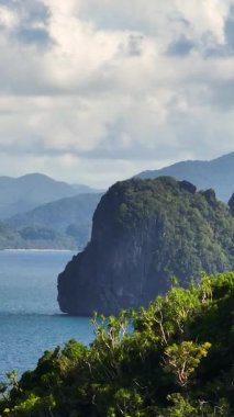 Mavi deniz ve dalgalı adalar, mavi gökyüzü ve bulutlar. El Nido, Palawan. Filipinler. Dikey görünüm.