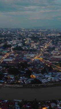 Nehir ve konut binaları olan Davao City. Mindanao, Filipinler. Şehir manzarası. Dikey görünüm.