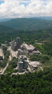 Lugait 'te çimento fabrikası olan deniz önü, Misamis Oriental. Mindanao, Filipinler. Dikey video.