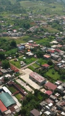 Marawi şehrinin havadan aşağı manzarası ve caddelerde yoğun bir hayat. Mindanao, Filipinler. Dikey görünüm.