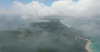 Boracay 'ın üzerinde bulutlar, beyaz kumlu plajlar ve turkuaz sularla. Filipinler.