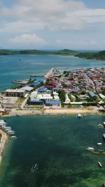 Sığ turkuaz deniz boyunca renkli kıyı evleri yığını. Siargao, Filipinler.