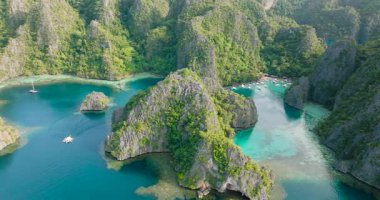 Kayangan Gölü 'nün panorama manzarası. Mercan kayalıkları olan göller. Coron, Palawan. Filipinler.