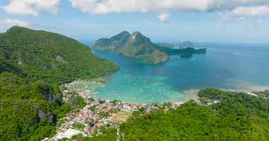 El Nido kasabası ve turkuaz deniz suyuyla çevrili adalar. Mavi gökyüzü ve bulutlar. Palawan 'da. Filipinler.