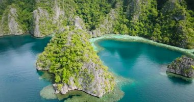 Palawan, Coron 'daki Pukaway Gölü ve Kayangan Gölü etrafındaki muhteşem kireçtaşı kayaları. Filipinler.