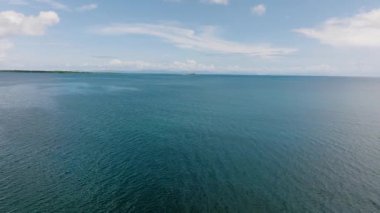 Sakin suların ufukta belirdiği açık deniz manzarası. Siargao, Filipinler.