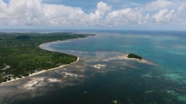 Resif, küçük ada ve deniz kıyısındaki kıyı yerleşimleriyle kıvrımlı bir sahil. Siargao, Filipinler.