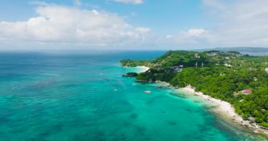 Mavi gökyüzü ve bulutların altında tekneleri olan berrak sakin deniz suyu. Boracay, Filipinler plajları.