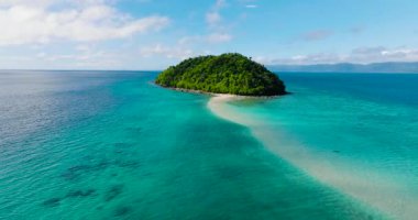 Turkuaz deniz suyu ve mercanlarla çevrili Bang-og Adası. Romblon, Romblon. Filipinler.