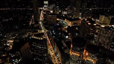 Binalarda ve otoyollarda renkli ışıklar. Geceleyin Makati City 'de. Metro Manila. Filipinler.