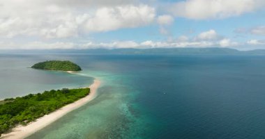 Bon Bon Beach ve Kum Sahası, yukarıdan manzaralı. Romblon, Romblon. Filipinler.