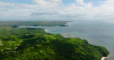 Yağmur ormanı ve plajı olan tropik bir ada. Santa Fe, Tablas, Romblon. Filipinler.