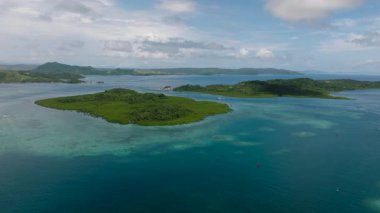 Turkuaz deniz ve mercan resifleriyle çevrili küçük tropikal adalar. Siargao, Filipinler.