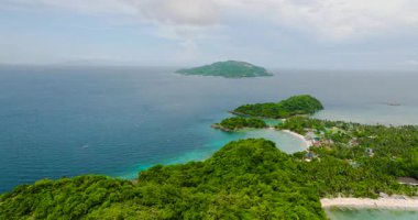 Alad Adası 'nda kumlu sahillerde ve evlerde balıkçı tekneleri var. Romblon, Filipinler.