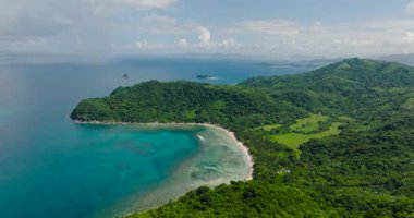 El Nido 'daki mercanların ve plajların en iyi manzarası. Mavi gökyüzü ve bulutlar. Palawan, Filipinler.
