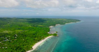 Carabao Adası 'nda kumlu bir sahil manzarası. Tan-agan Piknik Mağazası. Romblon, Filipinler.