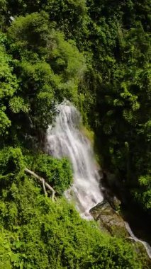 Yoğun tropik orman yeşilliklerinde çağlayan çoklu şelalelerin insansız hava aracı görüntüsü. Na Mueang Şelalesi. Ko Samui, Tayland.