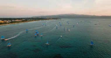 Günbatımını izleyen insansız hava aracı görüntüsü. Boracay, Filipinler.