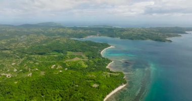 Dağları ve beyaz kumlu plajları olan Santa Fe 'nin hava manzarası. Tablolar Adası. Romblon. Filipinler.