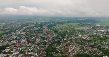 Evleri ve koloni kiliseleri olan Iloilo şehrinin insansız hava aracı görüntüsü. Panay Adası. Filipinler.