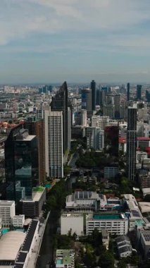 Yoğun kentsel alan yüksek binalar, otoyollar ve konut yapılarını gösteriyor. Bangkok, Tayland.