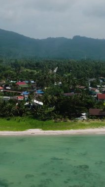 Yeşillik ve dağlarla çevrili tropikal bir köy. Ko Pha Ngan, Tayland.