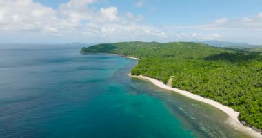 Santa Fe 'de tropik beyaz kumlu plajlar. Mavi gökyüzü ve bulutlar. Masalar, Romblon. Filipinler.