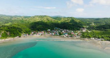 Santa Fe 'deki konut aerası ve binalar. Turkuaz deniz suyu kıyı şeridinde. Masalar, Romblon. Filipinler.