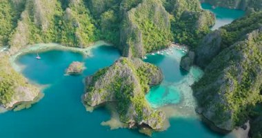 Kayangan Gölü, Coron 'daki güzel kireçtaşı adaları. Göllerde mercanlarla yüzen tekneler. Palawan 'da. Filipinler.
