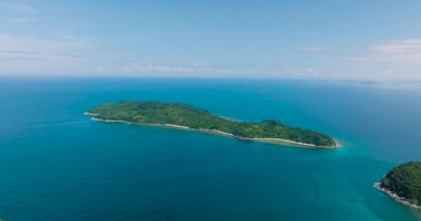 Mavi denizle çevrili Cagbuli Adası. El Nido, Palawan. Filipinler.