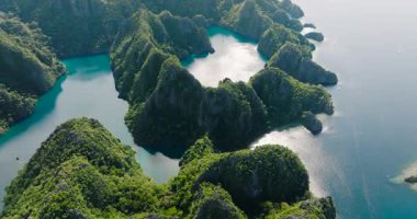 Palawan, Coron 'daki Kayangan Gölü ve Barracuda Gölü' nün insansız hava aracı görüntüsü. Filipinler.